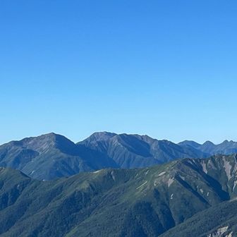 荒川三山の奥に赤石岳。やはり赤石はでかいですね。右奥には兎岳のウサギの耳が見える！