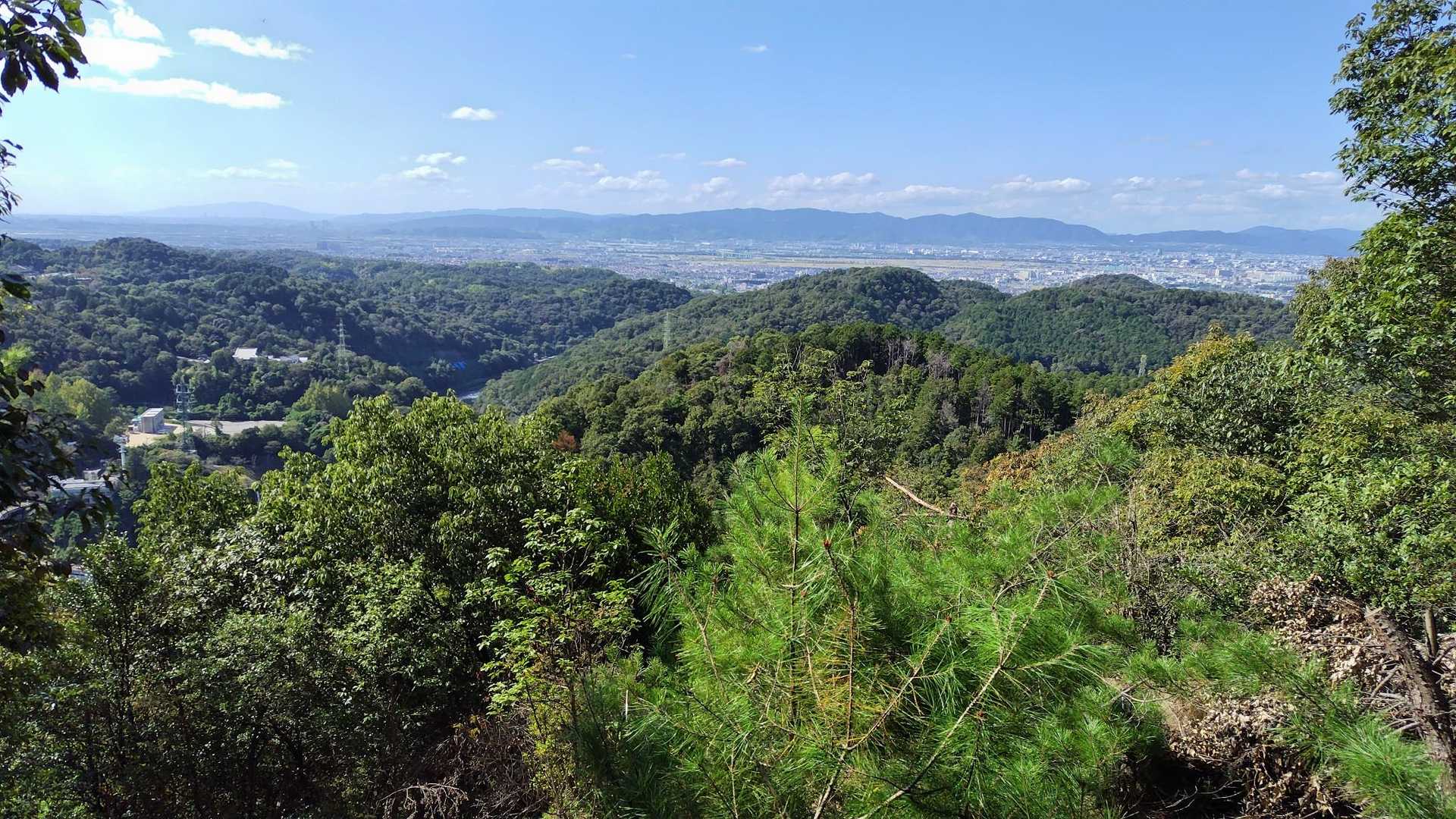 画面サイズを変えてスマホで。正面はポンポン山かな。