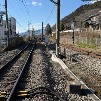 中央線の踏切。
あそこが藤野駅🚉