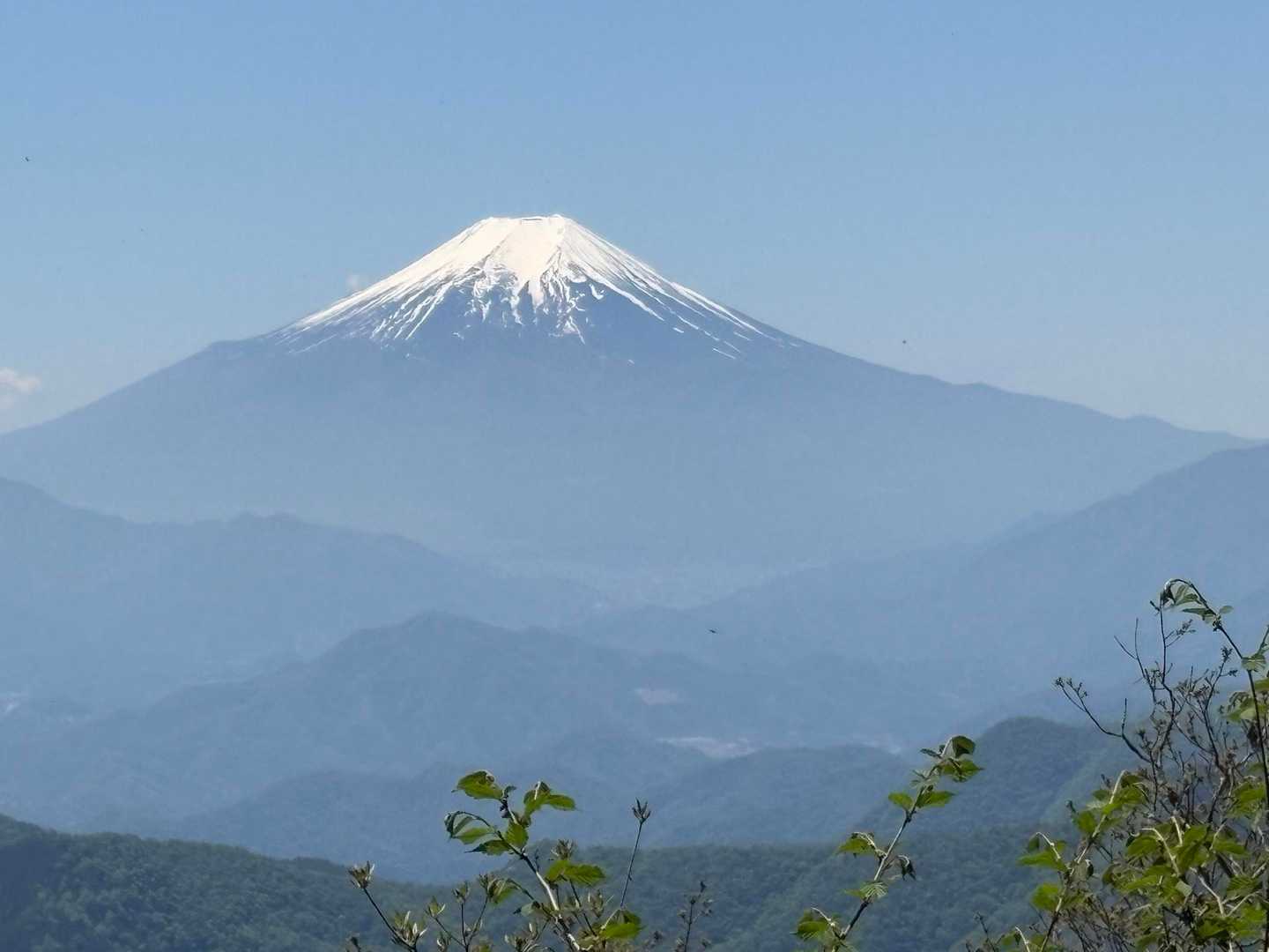 三頭山（西峰）からの富士山です🗻
ここに来る前に、三つの頭の中で一番高い三頭山（中央峰）のピークも踏みましたが、山頂の展望はこちらの西峰がダントツでした😊
