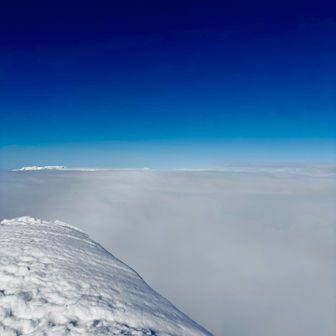 手前は巻機山かな。奥に見える山は越後駒ヶ岳
右下ブロッケン