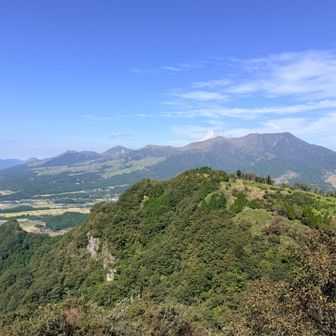 手前の山はラクダ山(岩)の岩ではなく、山のほう。
登山道もないようで、ラクダ岩と違いあまり登る人はいない。
