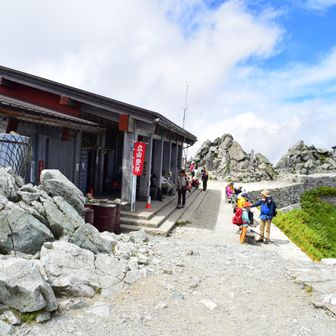 下山を始めます。社務所と峰本社に一礼。