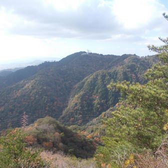 摩耶山方向。手前の急峻な尾根が印象的。