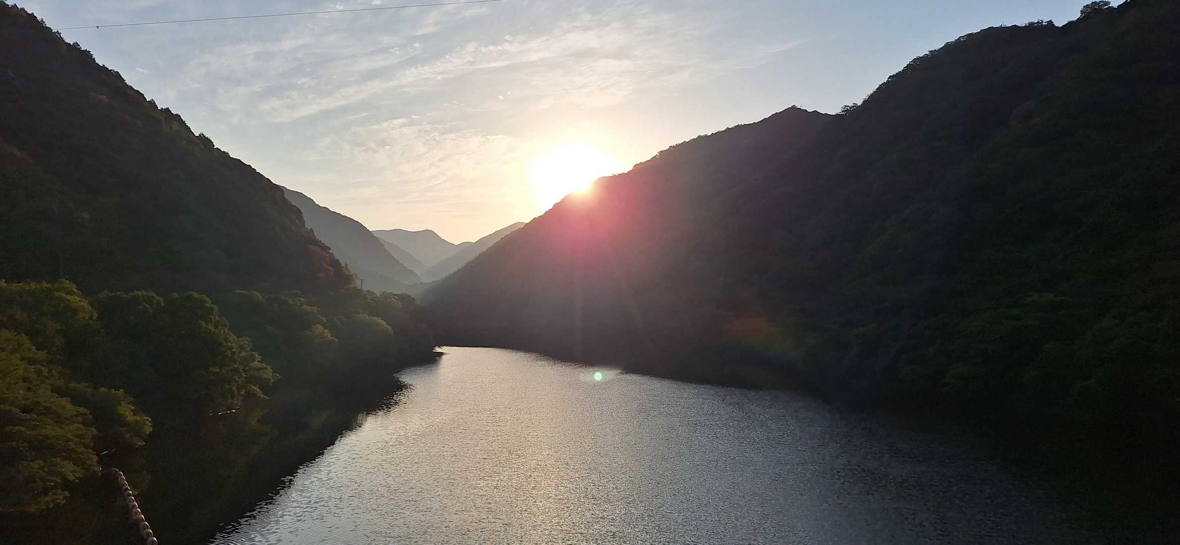 日が昇りダム水面はキラキラです✨