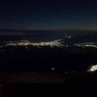 夜景を見ながら登ってゆく。
登るにつれて、次第に風が強くなって寒くなってきたので、上着を着る。