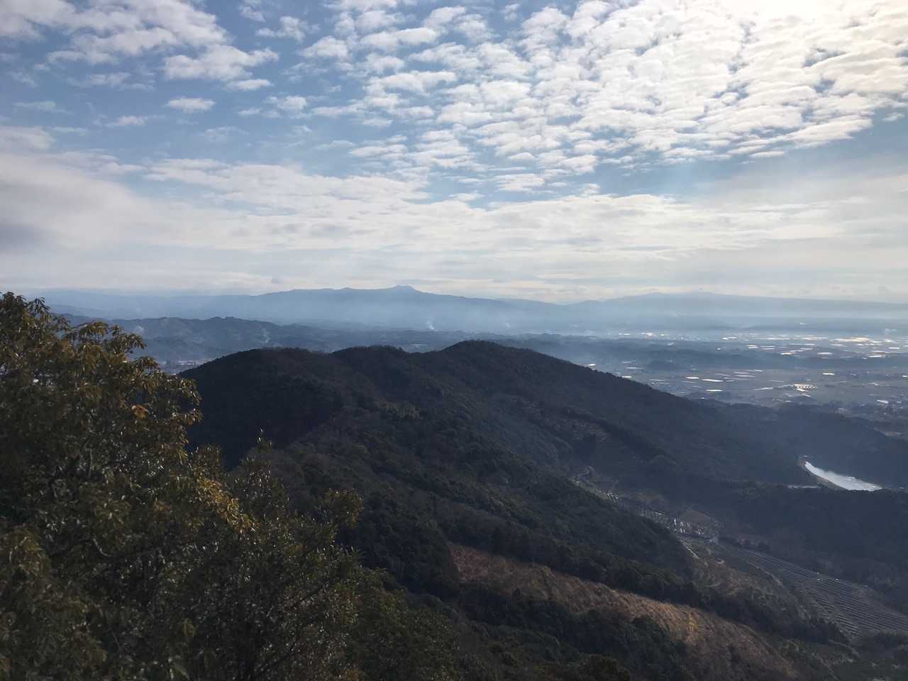 後不動の最高部から日岡山　鞍岳を見張らす