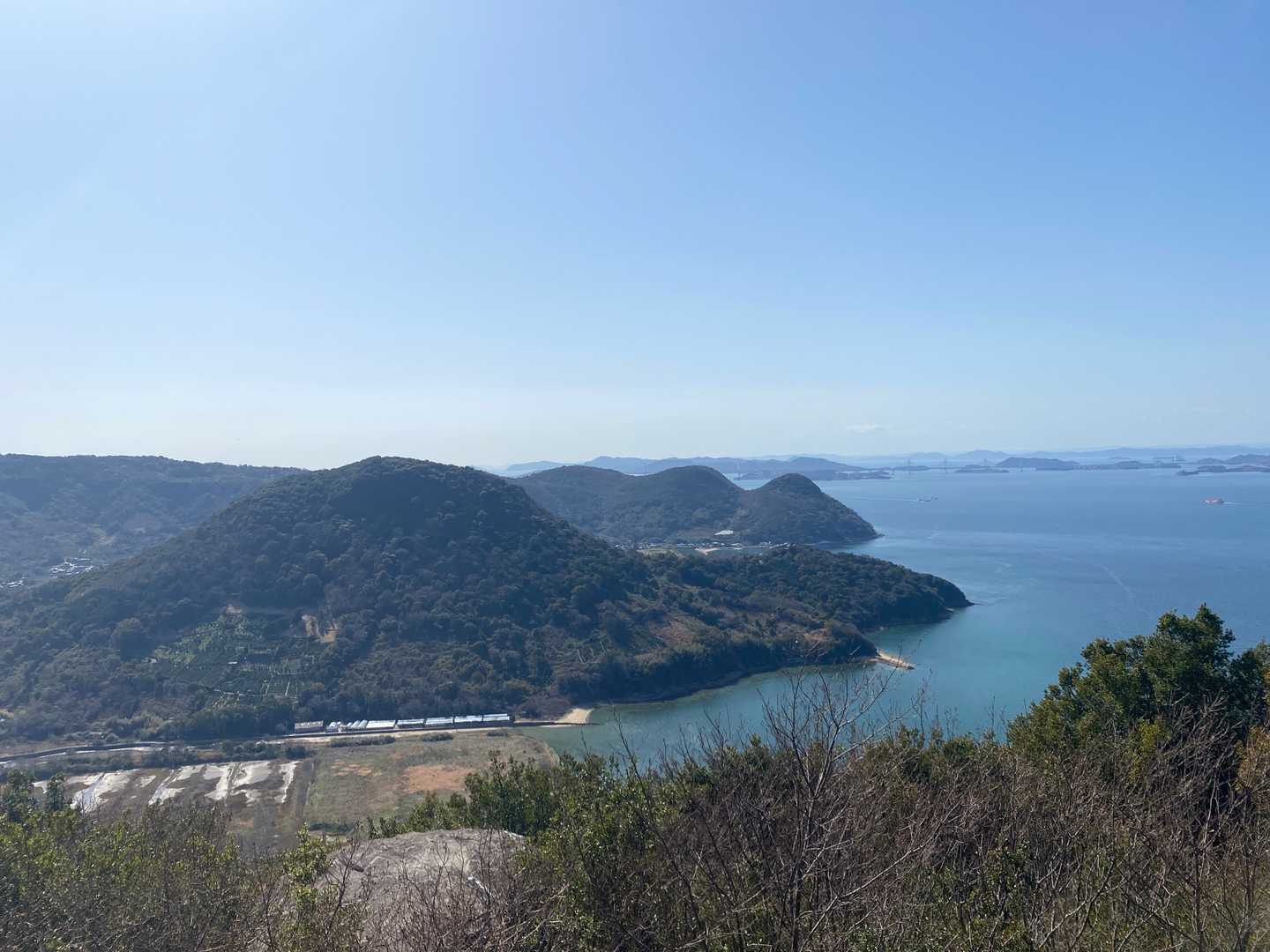 こんな感じです。
手前は先程登った王越山で、右奥が瀬戸大橋です。