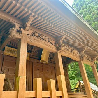 本殿正面の梁には立派な彫刻✨✨