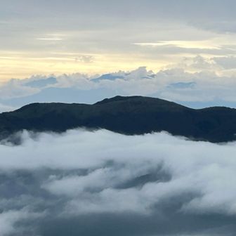 霧ヶ峰と雲に隠れてるのは中央アルプス？