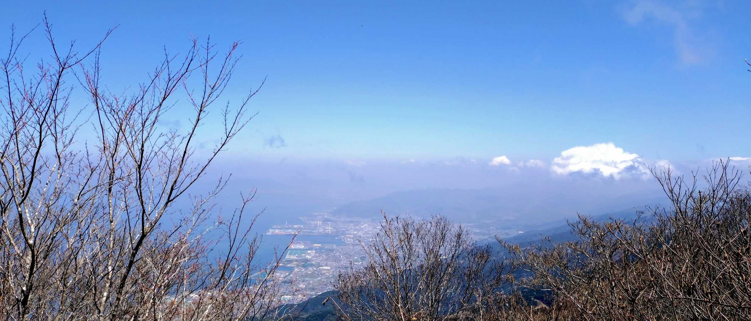豊受山山頂の南側に見晴らしの良い所があるようなので行ってみます！
向かう途中で見えた四国中央市の街並み✨️