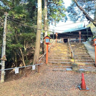 本当の醍醐山頂は今は通行止めになっている左へ