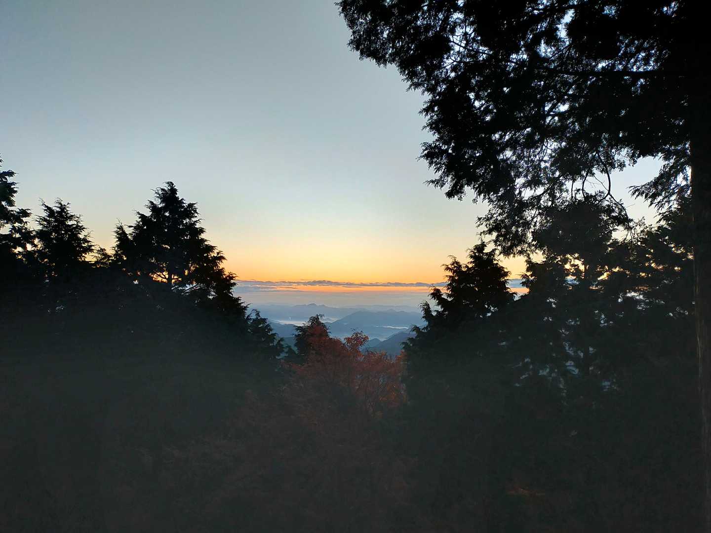 夜が明けてきました😄
雲海は遠くにうっすら😅
