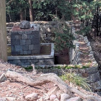 西方向にある、
信長公本廟の影向石ZOOM🪨