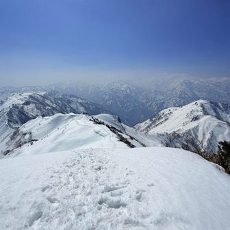 山頂からの眺め最高ですが、春霞がひどくて残念