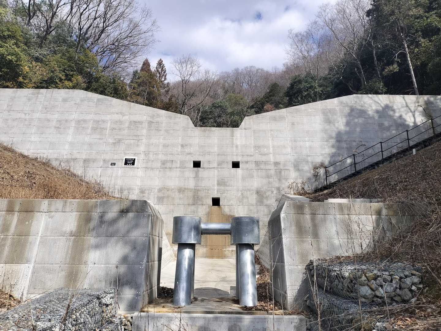 顔堰堤登場
砂防ダムです
ここに獣避けゲートがあって入りました
下りてこられた方がいた上、私が入ったら閉めてくださいました🙇‍♀
なので写真撮れず😅