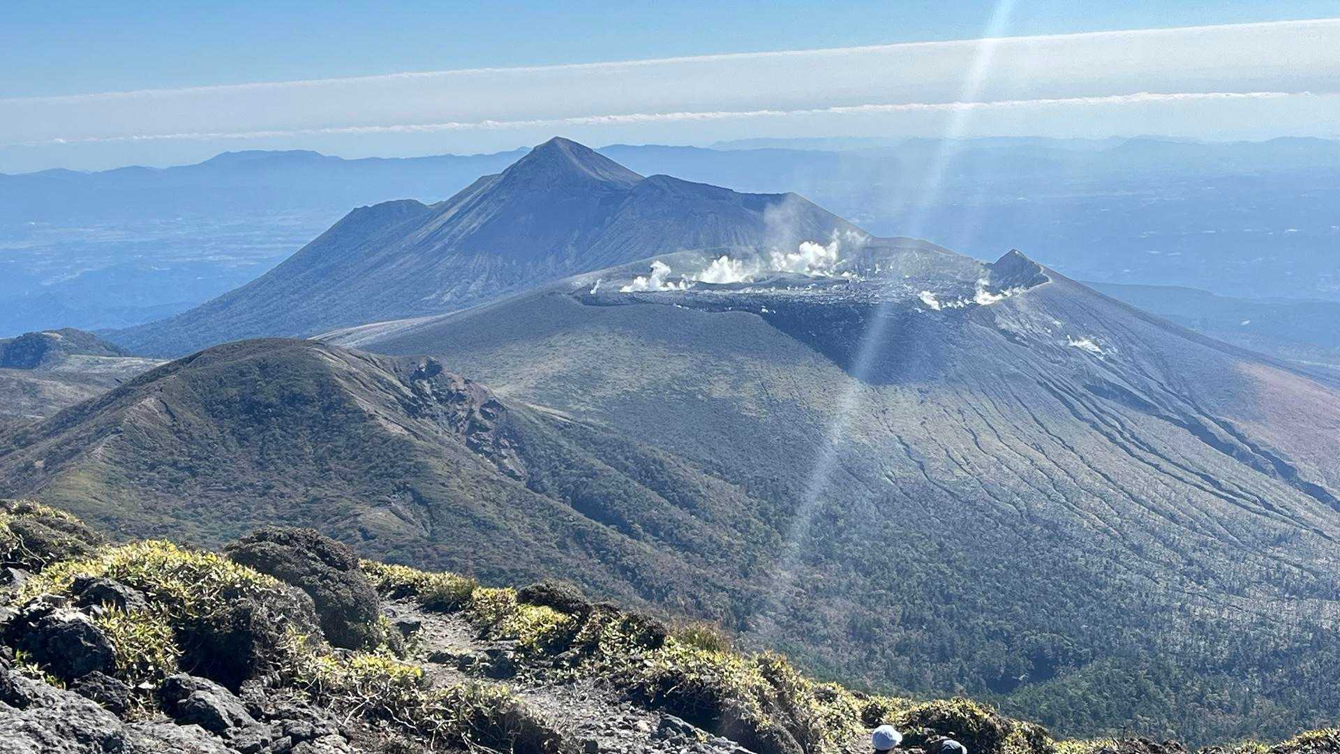 山頂の360℃パノラマで、1番好きになった景色は、噴煙の新燃岳とトンガリの高千穂峰