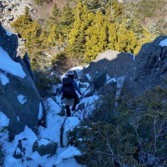 日陰には硬めの雪が