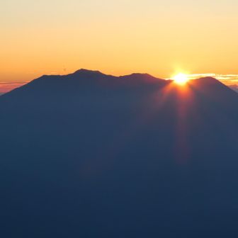 御嶽に夕日が沈む