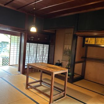 これが、明治天皇がお茶🍵した机です。
釘を使わないで作成。椅子は、専用の椅子を持ち運びしていたそうです。