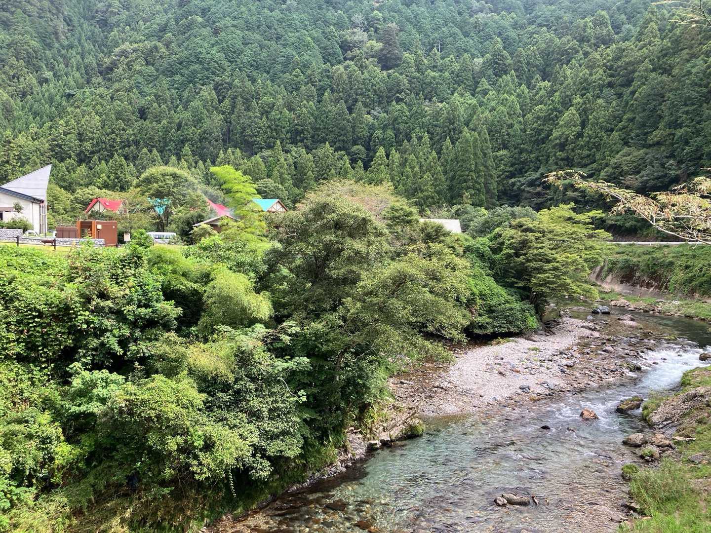 橋の上からコテージが見えます