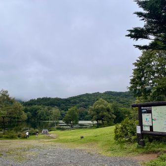 鏡池越しの戸隠山はガスの中