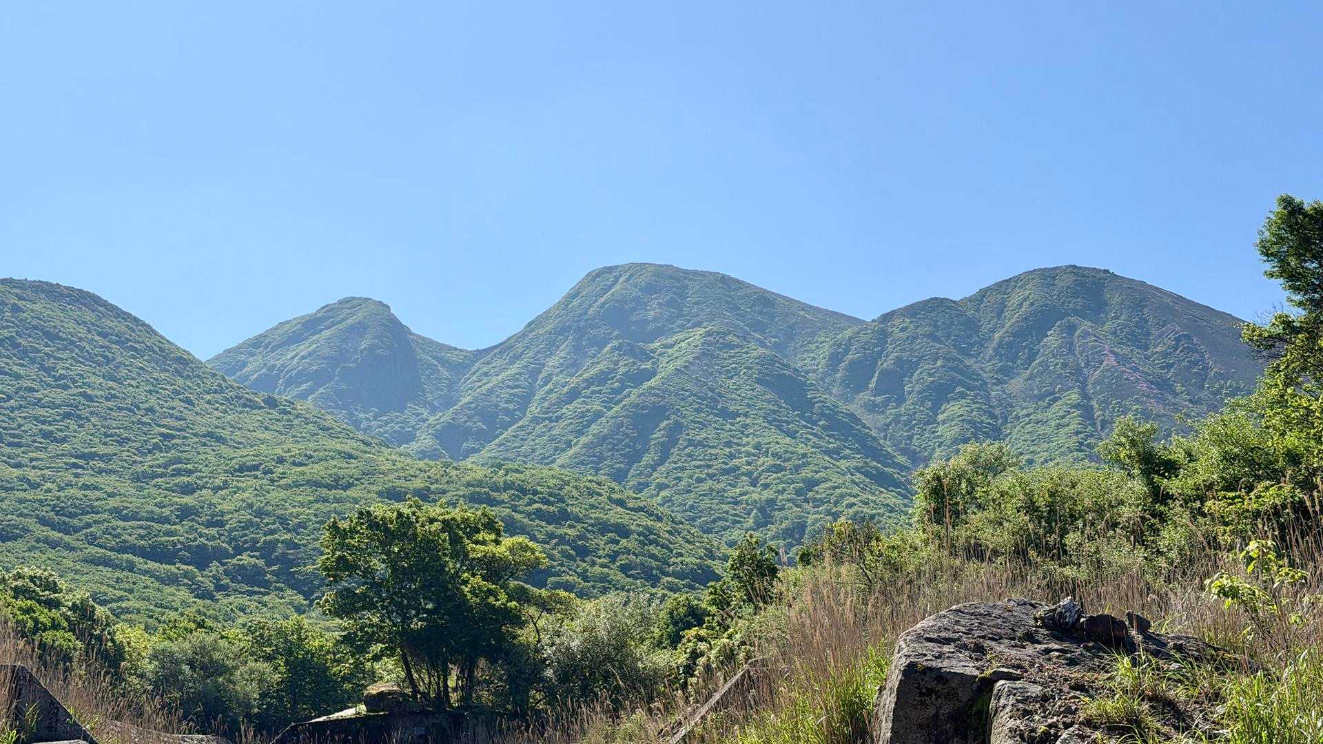 天気は快晴、三俣山が大きく見えてます。
その手前にこんもりと小さなお山、これが指山。