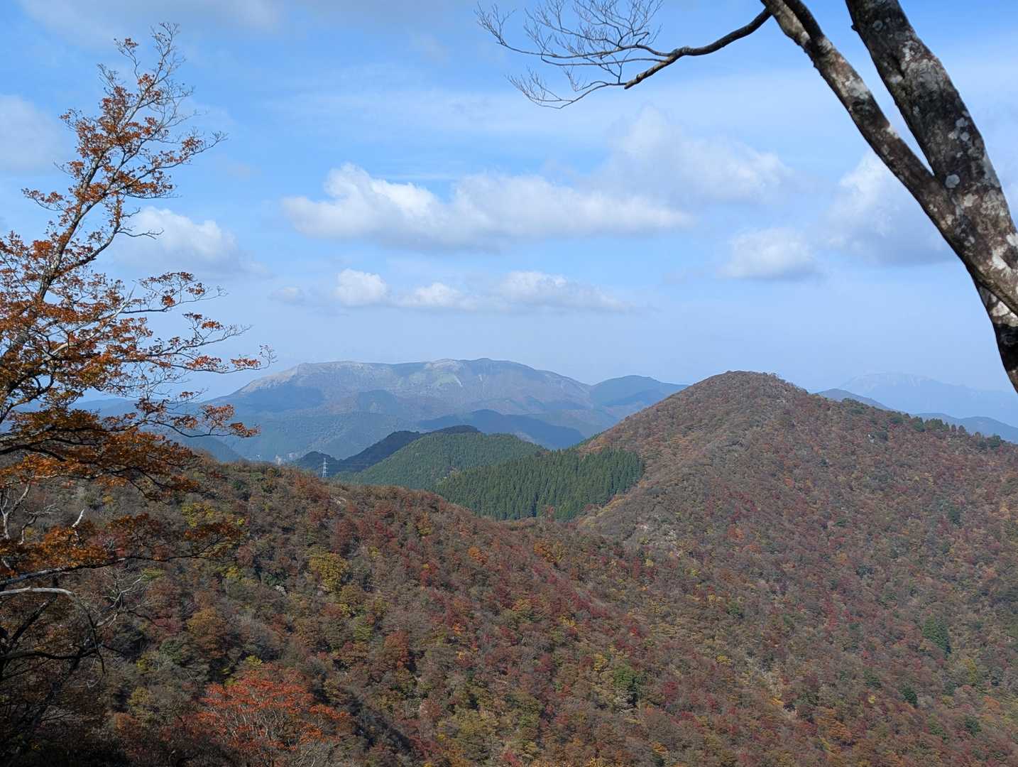 尾根道から、今日歩く⛰️三国岳への県境尾根や、奥に大きな山容の⛰️霊仙山が見えました✨！
霊仙山は２年前の11月に行って以来(https://yamap.com/activities/27868687)登っていないです。また行きたいなぁ・・😄。