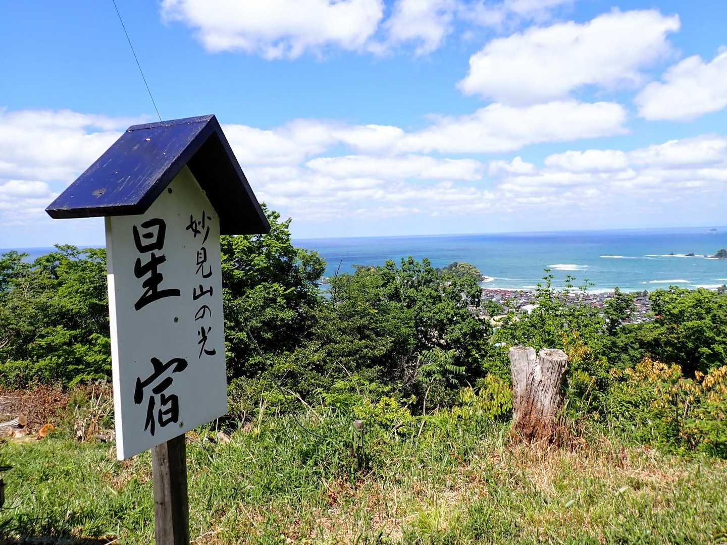 頂上には小屋があったのに！まさかトンビ来るなんて思わんよ〰️💦