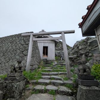 ⛩️降りてきました。
登るより下山の方が緊張します。
【怖 面白い】岩場です🤭