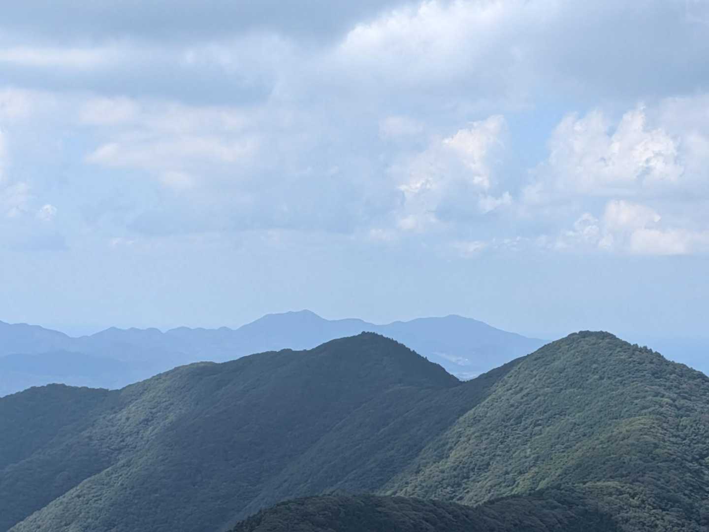 尺岳平でランチしてから山頂へ
金剛山の向こうにホーム四塚

安心します