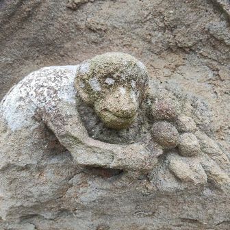神社の灯篭に掘られたおさるさん