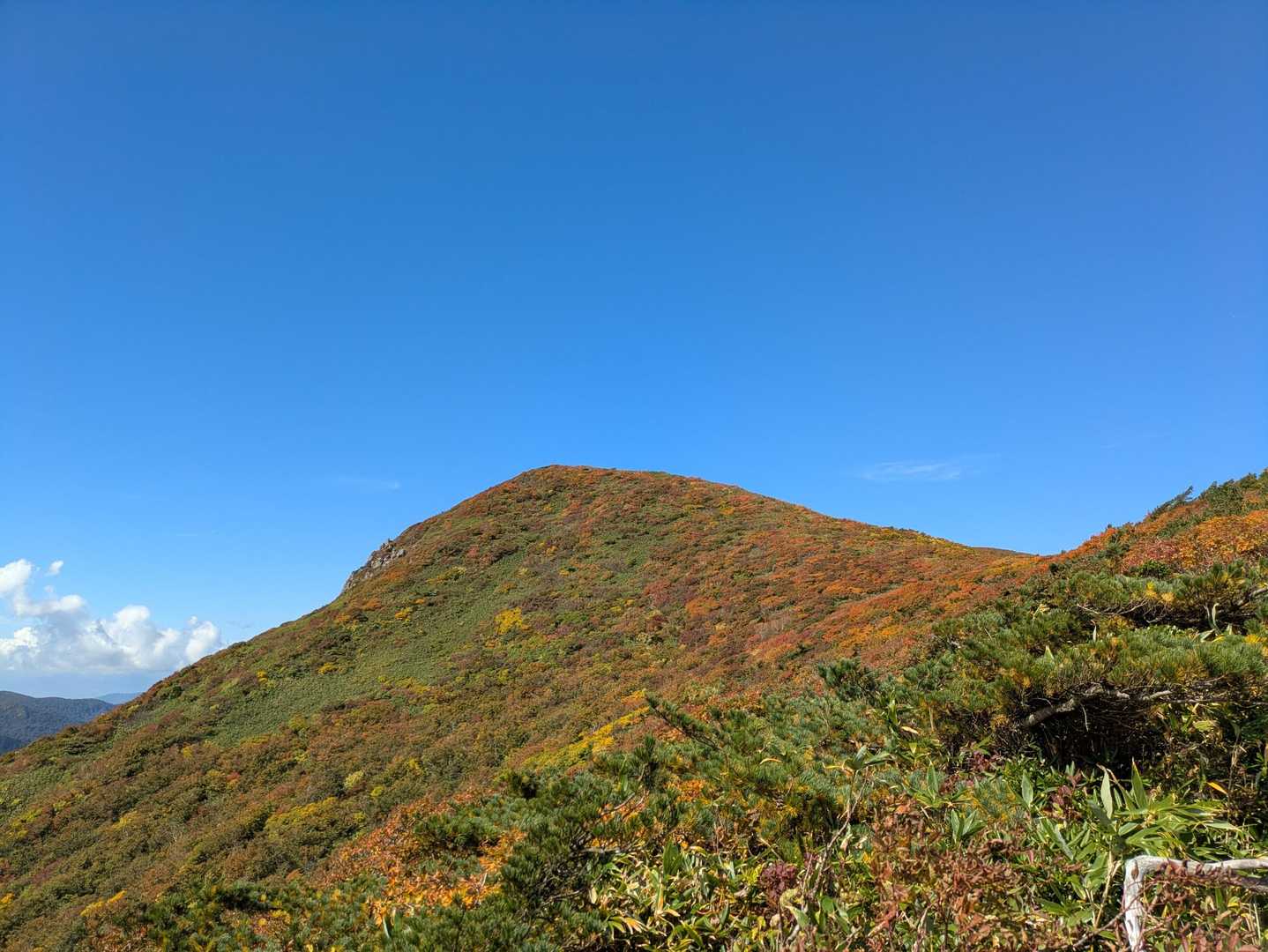 こっちから見るとやや急