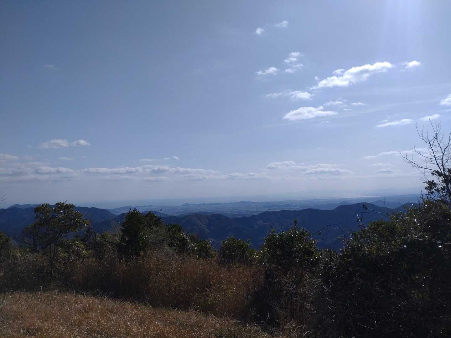 黄砂も落ち着いて今日は遠くまで見渡せる
海が見えました　
おそらく北九州空港方面だと思われる