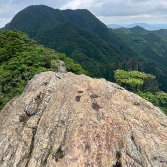 天童岩から乳待坊の岩峰群と青螺山