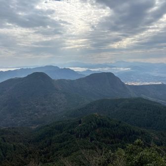 絶景かな‼️
三ノ岳とニノ岳と低くなった一ノ岳
ずーっと向こうに英彦山