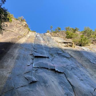 真下にも行けます。見上げるとなお迫力があります。水量多いと水かぶり席でしょうなあ
