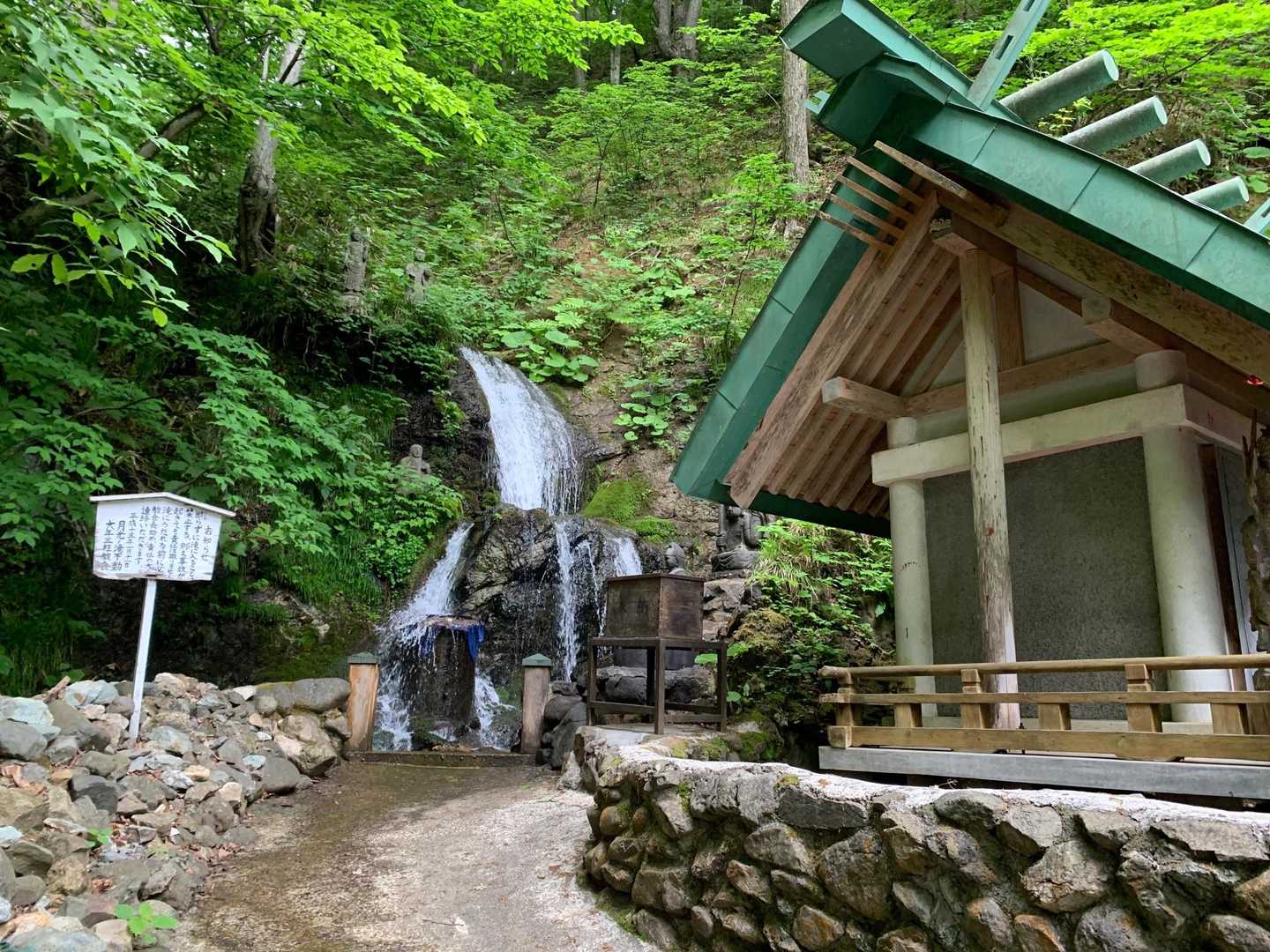 神社の裏に月光ノ滝があります。