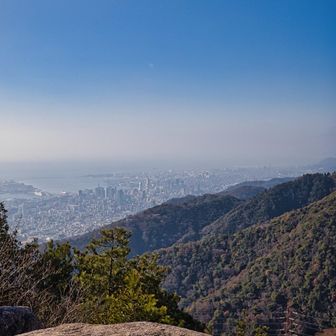 長峰山到着
黄砂の影響で遠方はスッキリクッキリな遠望（眺望）ではないけども、そこそこ楽しめました！こちらは神戸方面