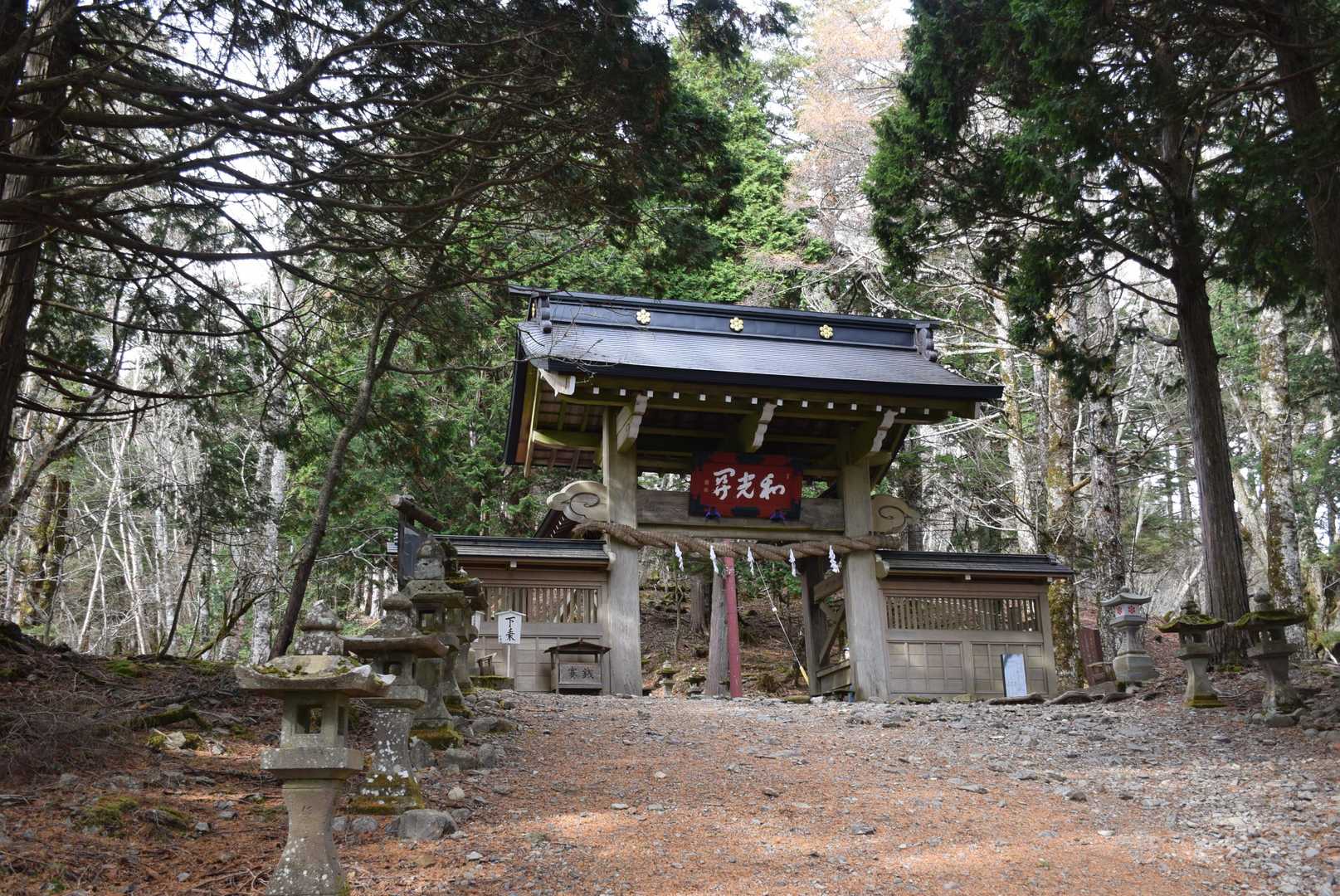 七面山表参道 | 身延山の守護神を祀る日蓮宗の聖地。敬慎院山門を額縁にした富士山の写真