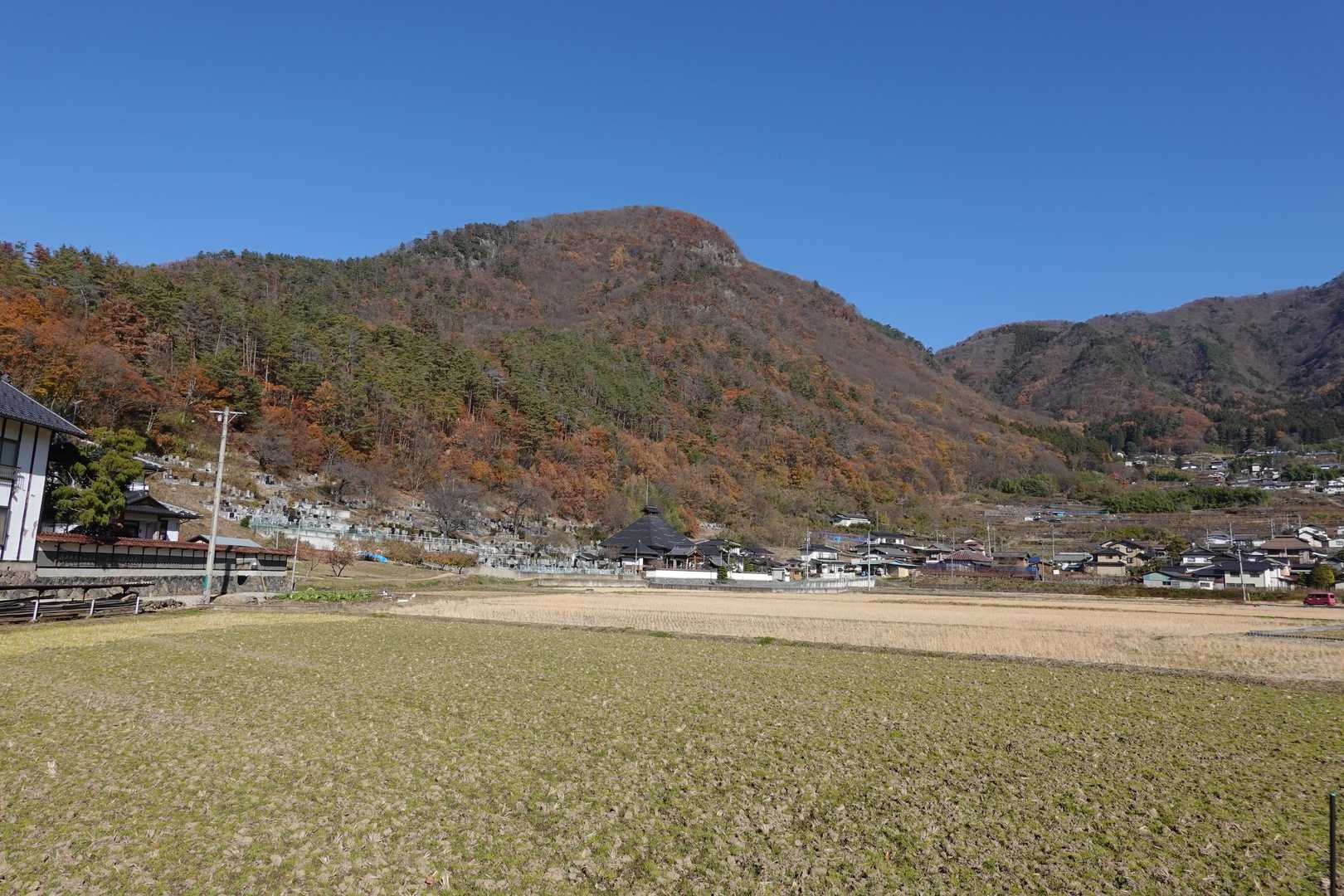 登山口付近から尼巌山を見上げる