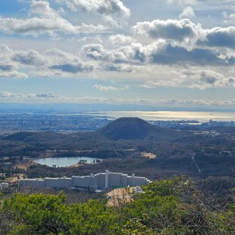 甲山と西宮港を臨む
