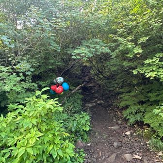下二股でヘルメットの貸し出し？下山時に返せるので、遠慮せず借りれば良かった、と後になって後悔💦