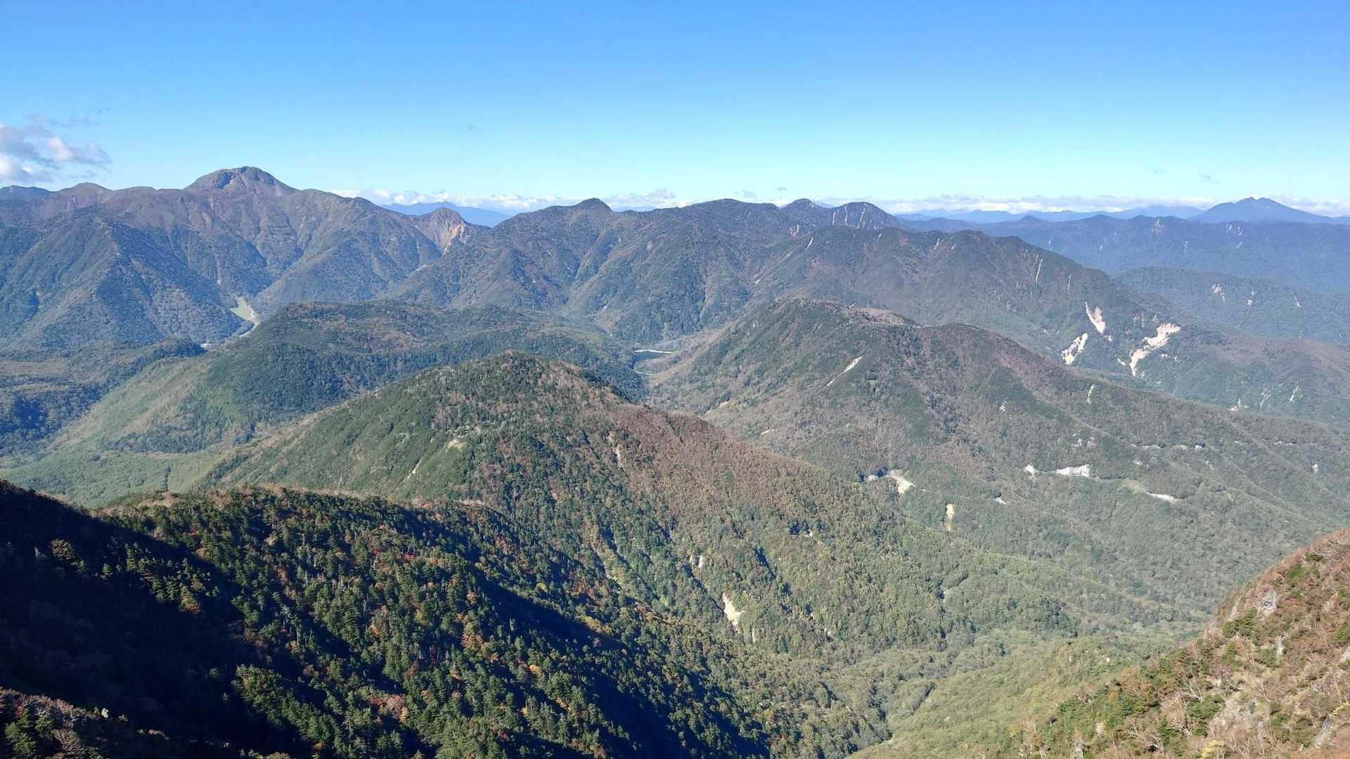 左の凸が昨日登った「日光白根山」です。
右端が尾瀬の「燧ヶ岳」です。