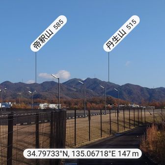 丹生山のピークが見えているのか？鉄塔のあるシビレ山にほとんど隠れている感じかな？
帝釈山は見えてなさそう。
この丹生山系も秀長が攻めていたそうです。
東側にある稚子ヶ墓山の名前の由来はその惨状からきているとか・・
これはテレビでも紹介されそう。。