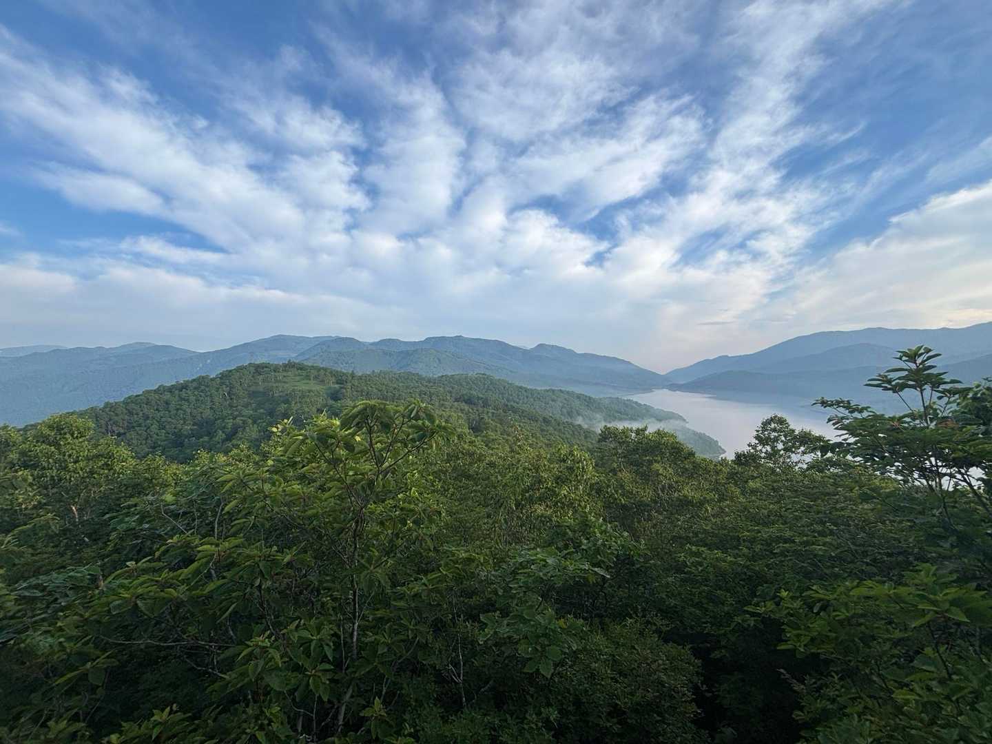 山頂からの野反湖。曇り予報もなかなかの爽快感👍