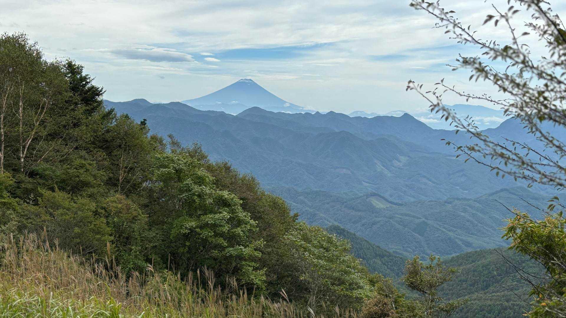 下山中、雲がはれてきました。突然富士山くっきりです。