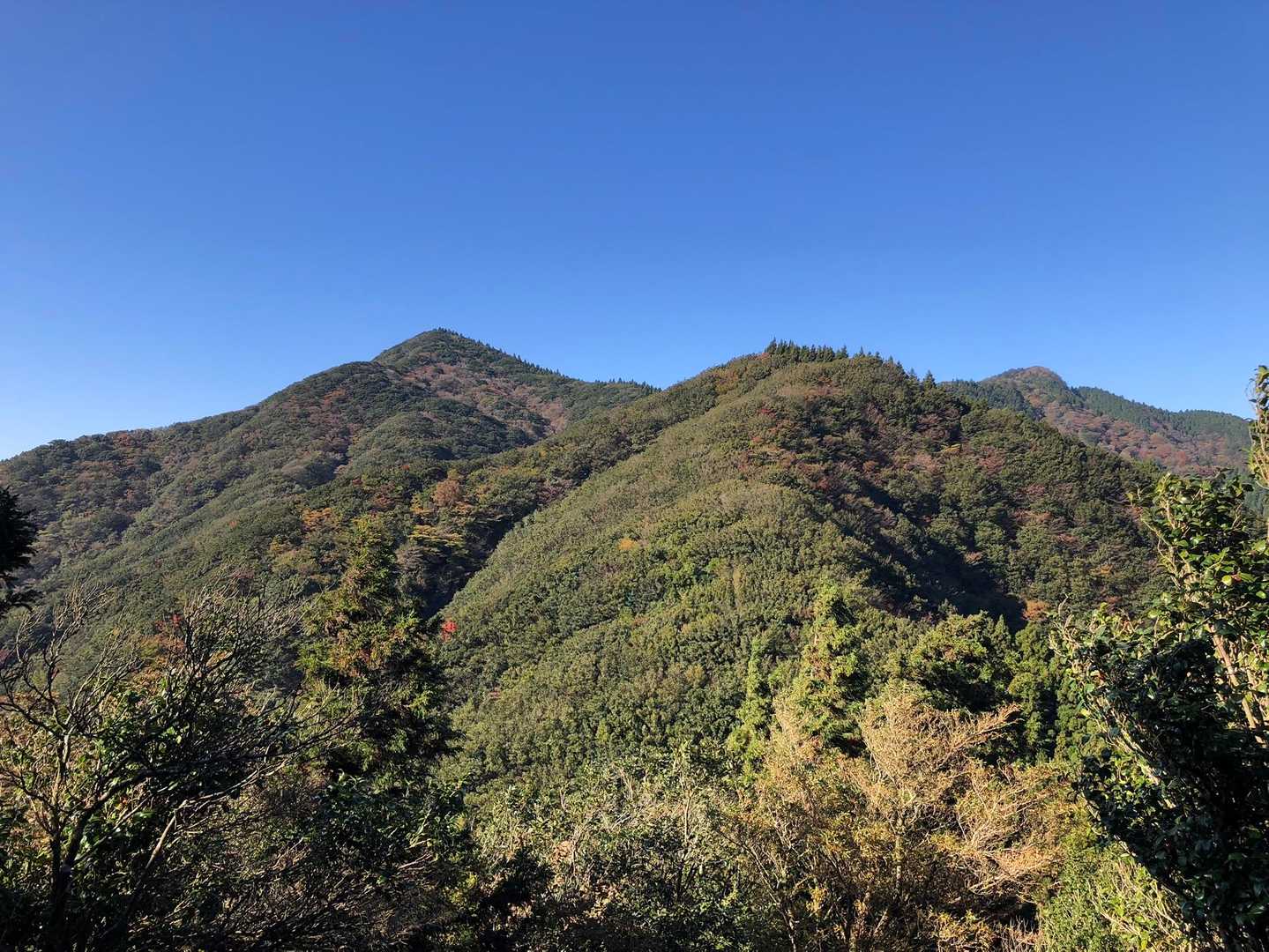 右が屏山と手前が764ピーク　左が江川岳
masaさんご教示ありがとうございます🙇‍♂️