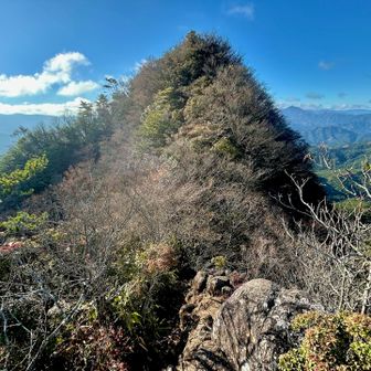 南峰🚩へ続く岩綾帯🪨は慎重⚠️に⏩