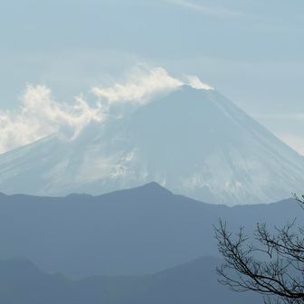 雪が地吹雪いてる